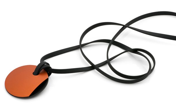 Ketten aus Kautschuk, Aluminium eloxiert und Edelstahl