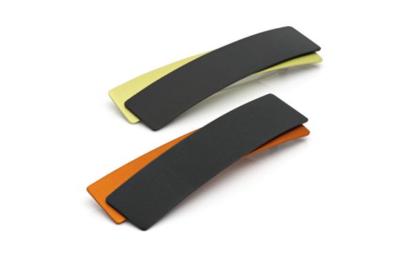 Broschen aus Aluminium eloxiert und Edelstahl